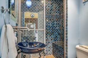 Douche, sĂšche-cheveux, serviettes fournies, savon