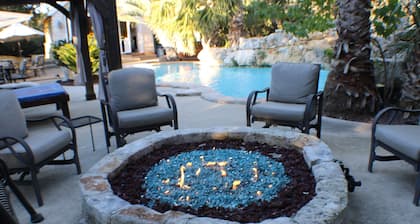 Couples Retreat with hot tub and steam room