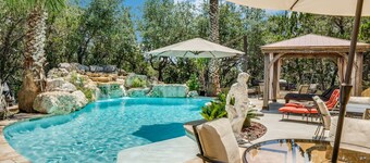 Couples Retreat with hot tub and steam room