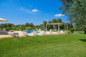 Una piscina al aire libre de temporada