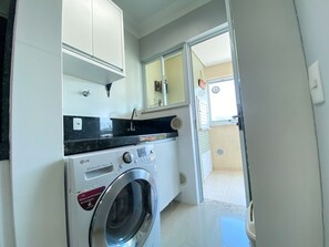 Apartemen | Dapur pribadi | Meja makan
