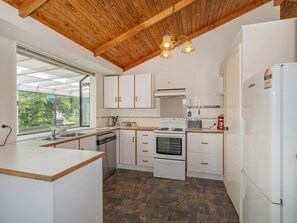 Frigorifero, microonde, lavastoviglie, macchina per tè/caffè