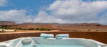 Luxurious Cliff Dwelling W/ hot tub and King Bed ADA accessible