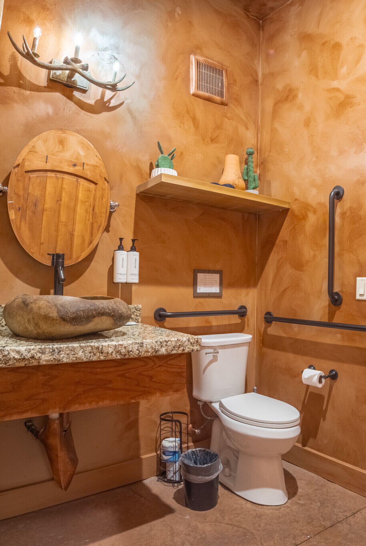 Een haardroger, handdoeken