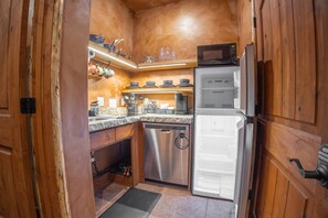 Frigorífico, microondas, placa de cocina y lavavajillas