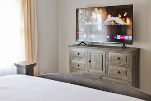 4 soverom, skrivebord, strykejern/-brett og reiseseng for barn