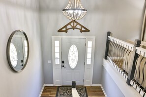 Interior - GAMEROOM  Getaway! 4BR completely updated home with 2 King Beds and a sunroom! (Anniston)
