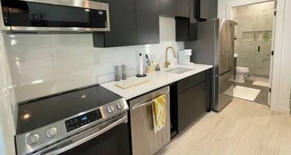 1-BR guest house steps from Meteor/downtown square