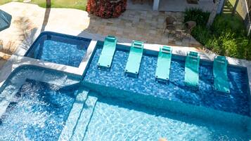 Una piscina techada, abierta desde las 09:00 hasta las 20:00, sombrillas