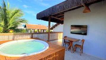 Deluxe Room | Minibar, blackout drapes, free WiFi, bed sheets