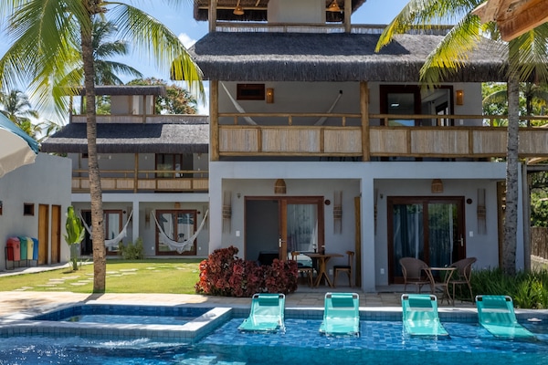 Una piscina techada, abierta desde las 09:00 hasta las 20:00, sombrillas