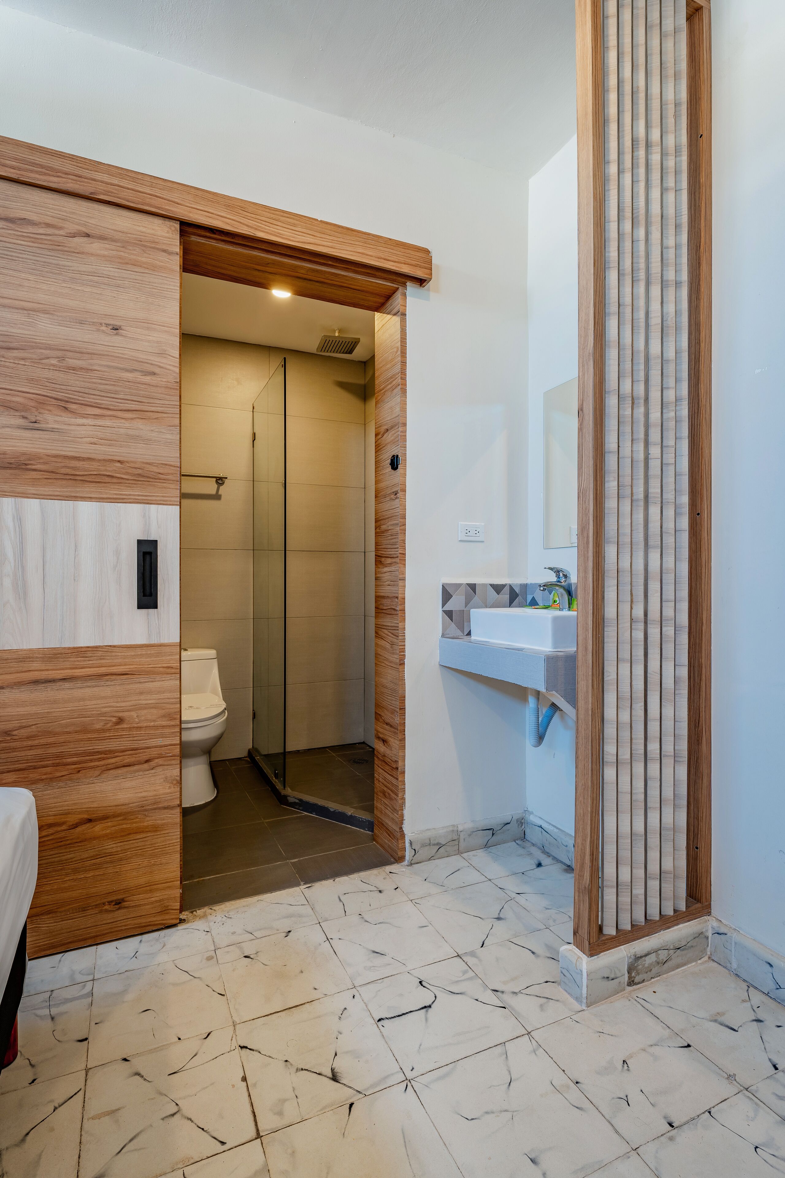 deluxe double room | bathroom | shower, rainfall showerhead, free toiletries, towels