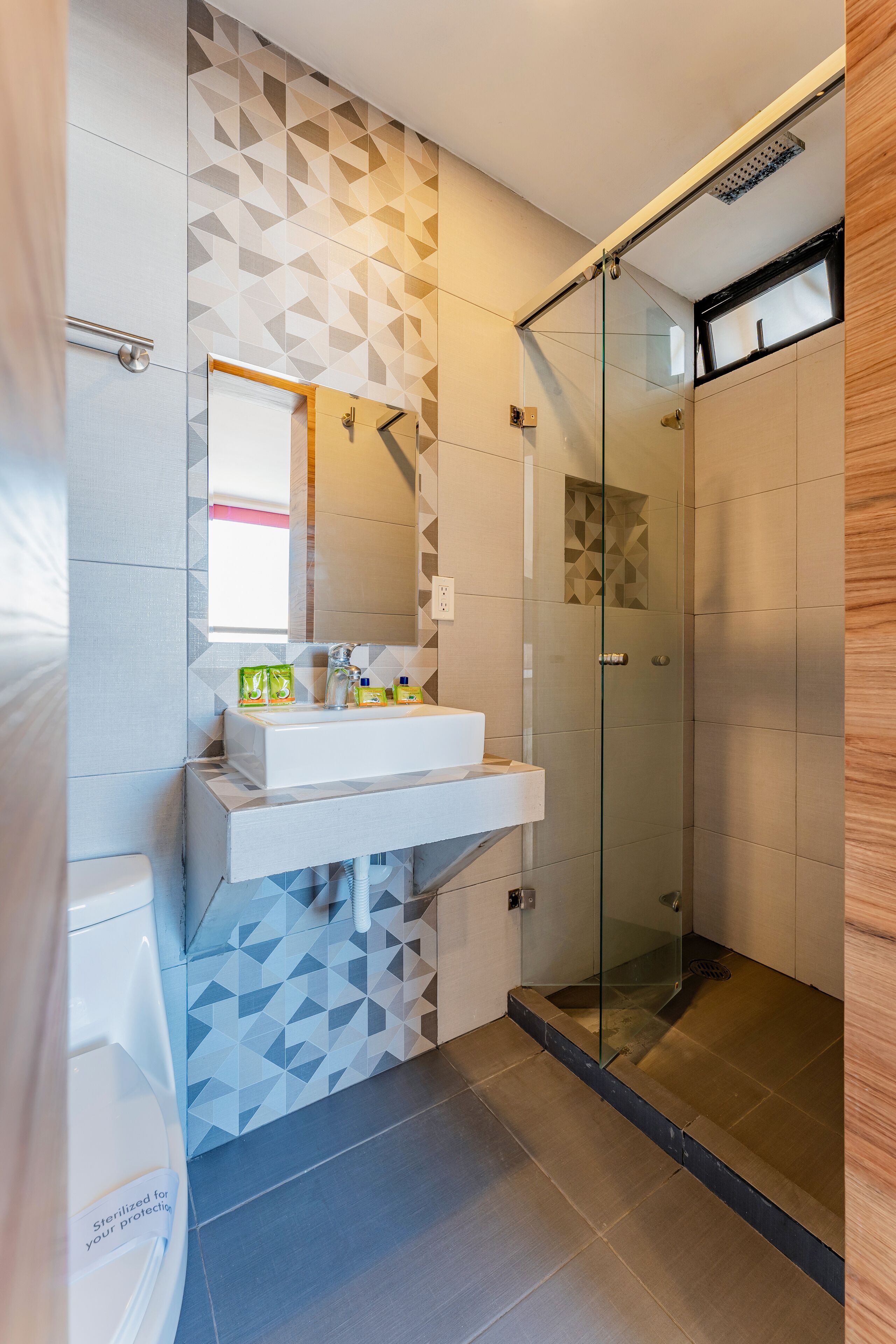 deluxe room | bathroom | shower, rainfall showerhead, free toiletries, towels