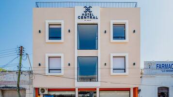 Vista frontal de la propiedad