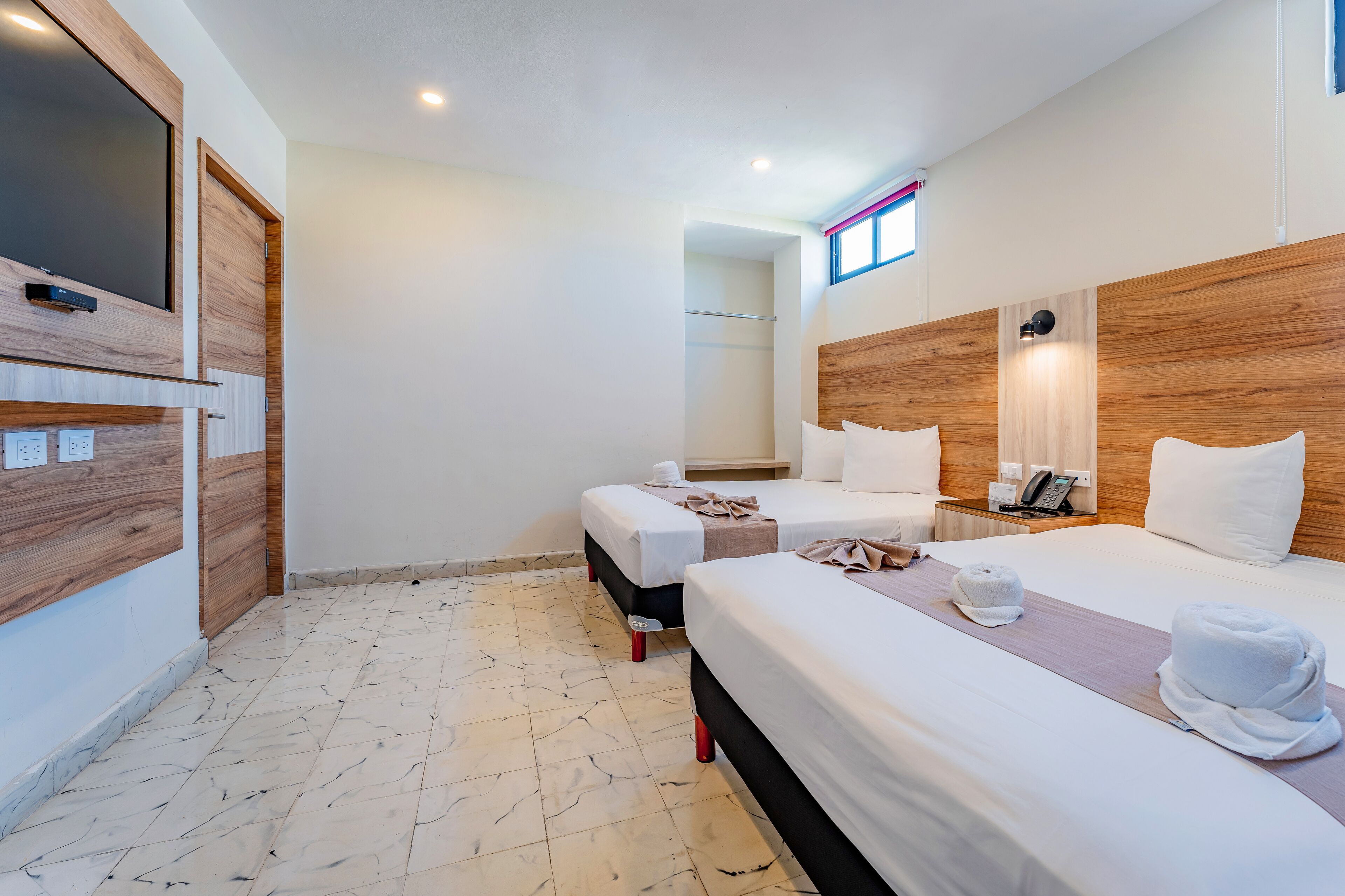 deluxe double room | free wifi, bed sheets