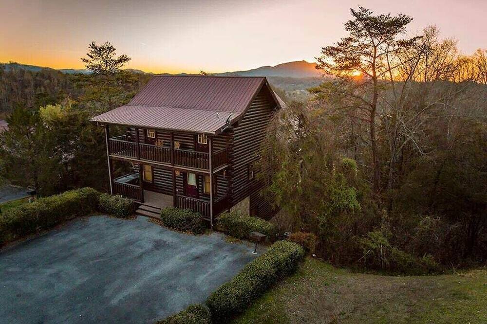5 BD Cabin near Town w\/ Views! Hot Tub+Game Room