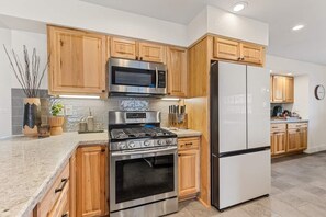 Réfrigérateur, four à micro-ondes, un four, surface de cuisson