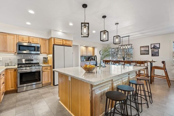 Fridge, microwave, oven, stovetop - Holiday Dates Just Released! Polar Express Hot Tub Pool Bocce Ball Court Table Mountain Views (Williams)