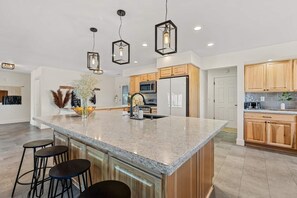 Fridge, microwave, oven, stovetop - Holiday Dates Just Released! Polar Express Hot Tub Pool Bocce Ball Court Table Mountain Views (Williams)