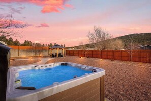 Outdoor spa tub - Holiday Dates Just Released! Polar Express Hot Tub Pool Bocce Ball Court Table Mountain Views (Williams)