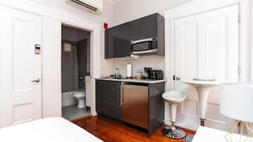 Economy Studio (Unit 12) | Private kitchen | Mini-fridge, microwave, stovetop, coffee/tea maker