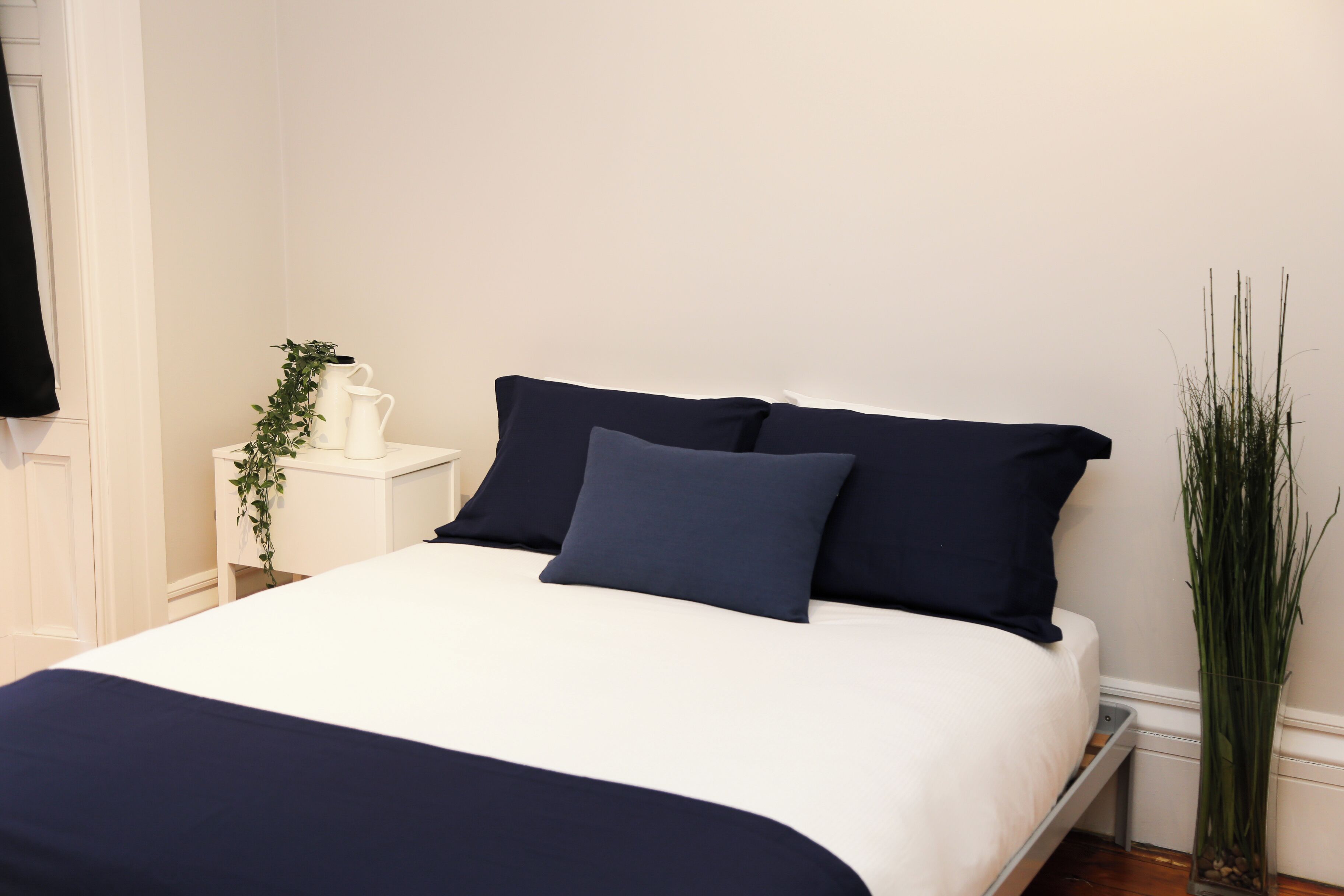 Tabla de planchar con plancha, wifi gratis y ropa de cama 