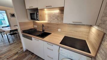 Een koelkast, een microgolfoven, een oven, een kookplaat