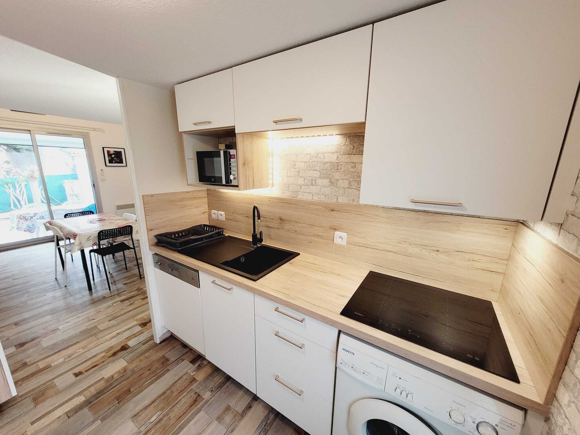 Réfrigérateur, micro-ondes, four, plaque de cuisson