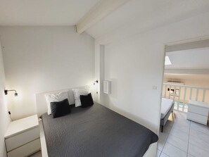 2 bedrooms, iron/ironing board, travel cot, free WiFi