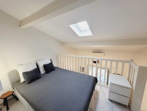 2 bedrooms, iron/ironing board, travel cot, free WiFi