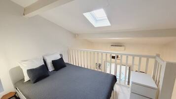 2 bedrooms, iron/ironing board, travel cot, free WiFi