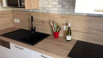 Geladeira, micro-ondas, fogão, cooktop