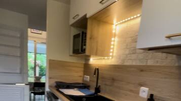 KylskÄp, mikrovÄgsugn, ugn och spishÀll