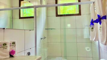 Douche, sèche-cheveux, serviettes fournies, savon