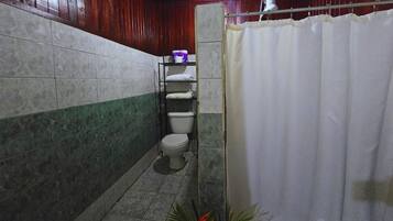 Douche, serviettes fournies, papier toilette