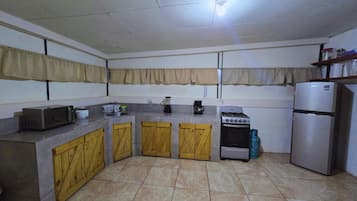 Réfrigérateur, micro-ondes, four, cafetiÚre/bouilloire