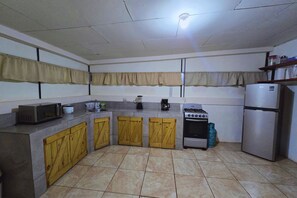 Kühlschrank, Mikrowelle, Ofen, Wasserkocher mit Kaffee-/Teezubehör