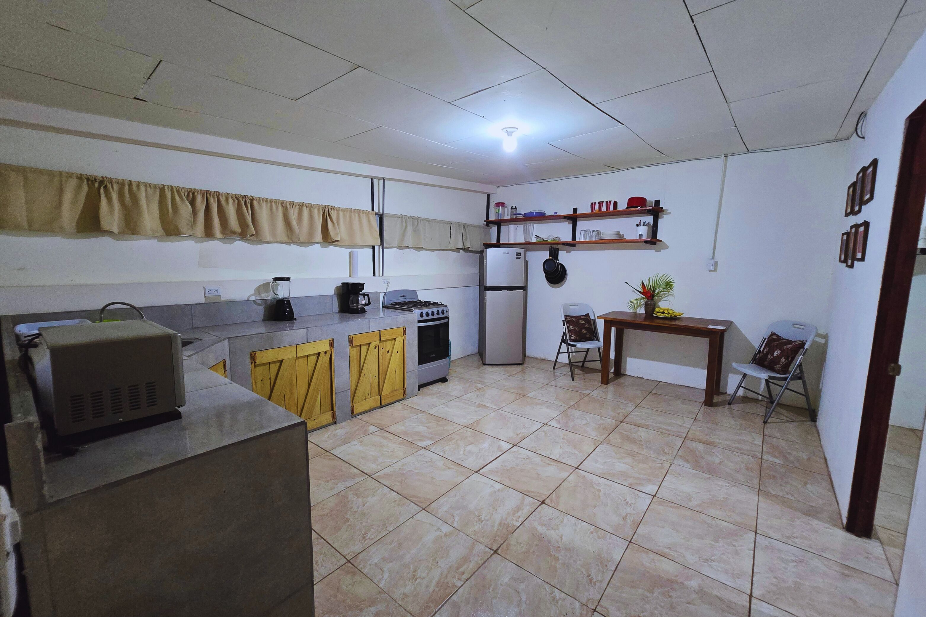 Réfrigérateur, micro-ondes, four, cafetière/bouilloire