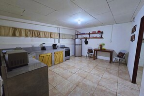 Réfrigérateur, micro-ondes, four, cafetière/bouilloire