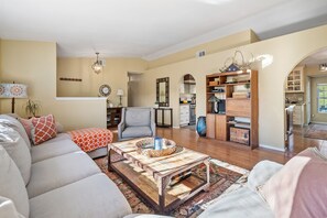 Smart TV, chimenea, libros y estéreo 