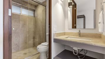 Een douche, handdoeken, zeep, shampoo