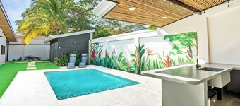 Modern 4BR Home, Pool, Parking, Walk To The Beach