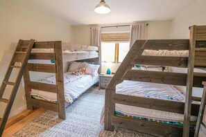 4 bedrooms, desk, WiFi, bed sheets