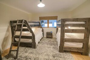 4 عدّة غرف نوم ومكتب وواي فاي وملاءات أسرّة