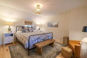 4 bedrooms, desk, WiFi, bed sheets