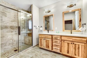 Bathtub, hair dryer, towels - Hillside Lodge - 7BR, Great Location with Views! (Breckenridge)