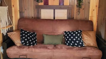 Smart TV, lareira, livros, escritórios
