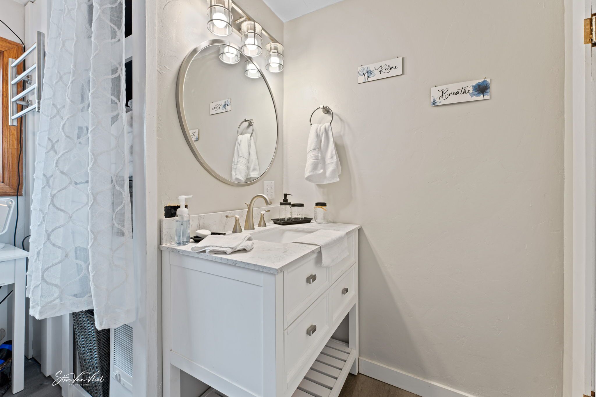 Ensemble douche/baignoire, sèche-cheveux, serviettes fournies, savon