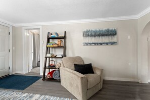 Interior - Fully renovated cozy home in the heart of Salmon! No cleaning fees! (Salmon)