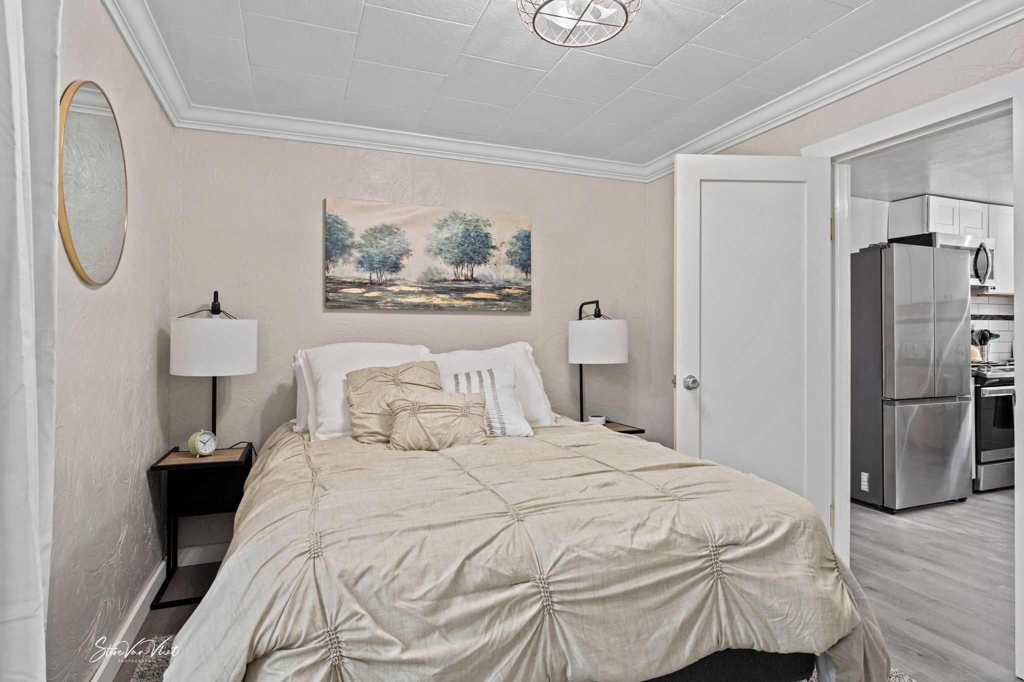 4 chambres, bureau, fer et planche à repasser, lit parapluie